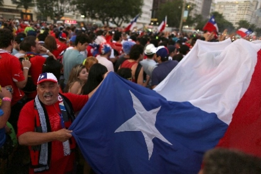 Pendukung timnas Chile merayakan kemenangan timnya atas Spanyol, 2-0.