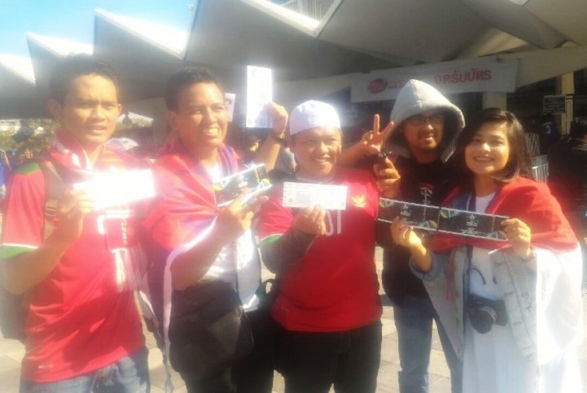 Pendukung timnas Indonesia di Stadion Rajamangala, Sabtu (17/12).