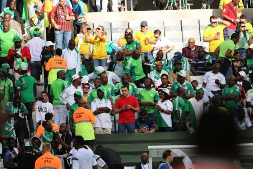 Pendukung timnas Nigeria yang menyaksikan tim kesayangannya melawan Iran.