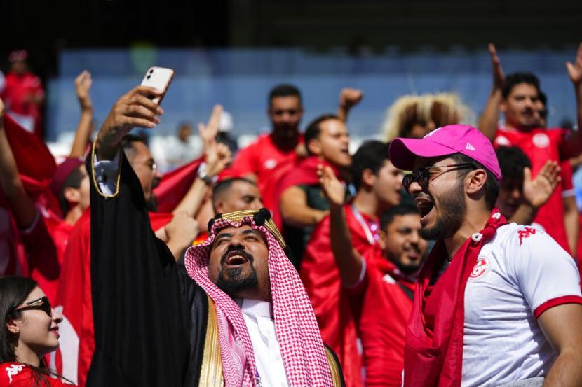  Pendukung Tunisia bersorak untuk tim nasional mereka sebelum dimulainya pertandingan sepak bola grup D Piala Dunia antara Tunisia dan Australia di Stadion Al Janoub di Al Wakrah, Qatar, Sabtu, 26 November 2022. 