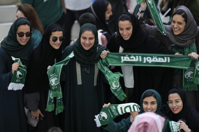Ilustrasi perempuan Saudi mengenakan abaya. Pendukung wanita Saudi merayakan setelah Arab Saudi memenangkan pertandingan sepak bola grup C Piala Dunia antara Argentina dan Arab Saudi di Stadion Lusail di Lusail, Qatar, Selasa, 22 November 2022. Arab Saudi Larang Murid Pakai Abaya Saat Ujian Sekolah