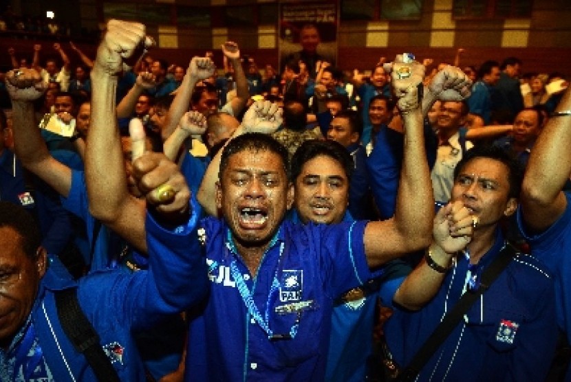 Pendukung Zulkifli Hasan histeris setelah jagoannya terpilih menjadi ketum PAN 2015-2020.