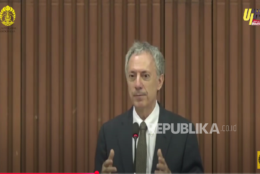 Peneliti asal AS Profesor Peter Berkowitz saat memberikan orasi ilmiah di Pascasarjana UI, Sabtu (24/8/2025).