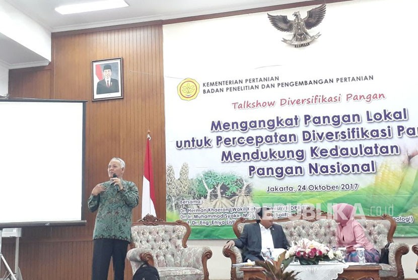 Peneliti Balitbangtan Hasil Sembiring menjelaskan pentingnya diversifikasi pangan bersama Wakil Ketua Umum Komisi VII DPR RI Herman Khaeron dan Deputi Kepala BPPT Bidanv Agroindustri dan Bioteknologi Eniya Listiani Dewi pada acara Talkshow Diversifikasi Pangan di Balitbangtan, Selasa (24/10).