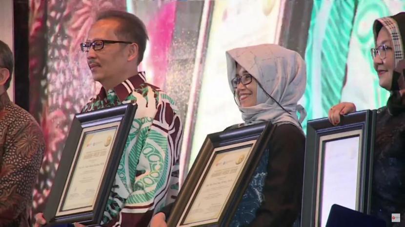  Peneliti dari Fakultas Kedokteran Gigi Universitas Gadjah Mada (UGM), Drg Ika Dewi Ana, menerima penghargaan Habibie Prize.