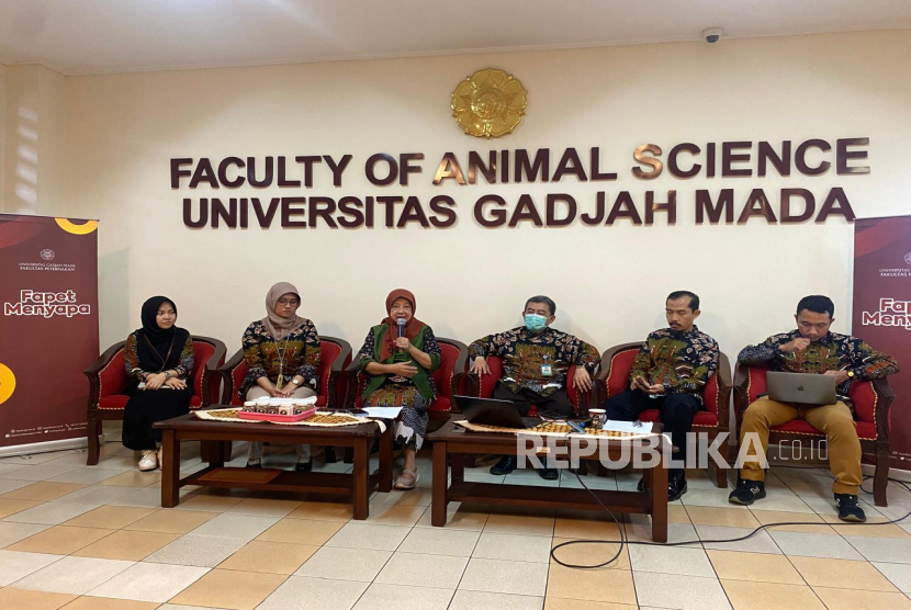 Peneliti dari Laboratorium Ilmu Makanan Ternak (IMT) Fakultas Peternakan (Fapet) UGM, Prof Kustantinah (ketiga kiri) bersama para koleganya dalam agenda Fapet Menyapa bertema Feed Additive pada Pakan Ternak di Kampus Fapet UGM, Jumat (24/1/2025).