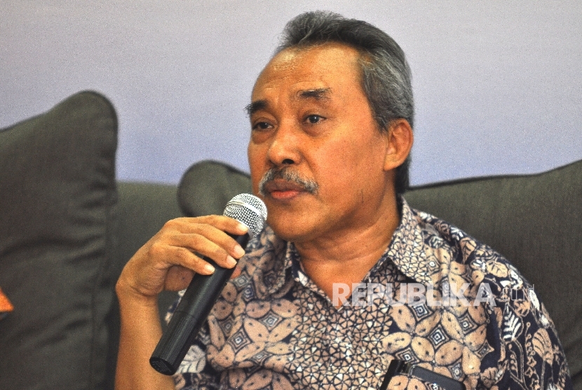 Peneliti dari LIPI Syamsuddin Haris memberikan paparannya saat rilis Survei Nasional Saiful Mujani Research & Consulting (SMRC) terhadap isu kebangkitan Partai Komunis Indonesia (PKI) di Jalan Cisadane, Jakarta, Jumat (29/9). 