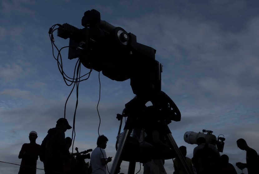Peneliti dari NASA mempersiapkan peralatan untuk mengamati gerhana matahari total di lapangan Pendopo Jikomobon, Maba, Halmahera Timur, Senin (7/3). (Antara/Rosa Panggabean)