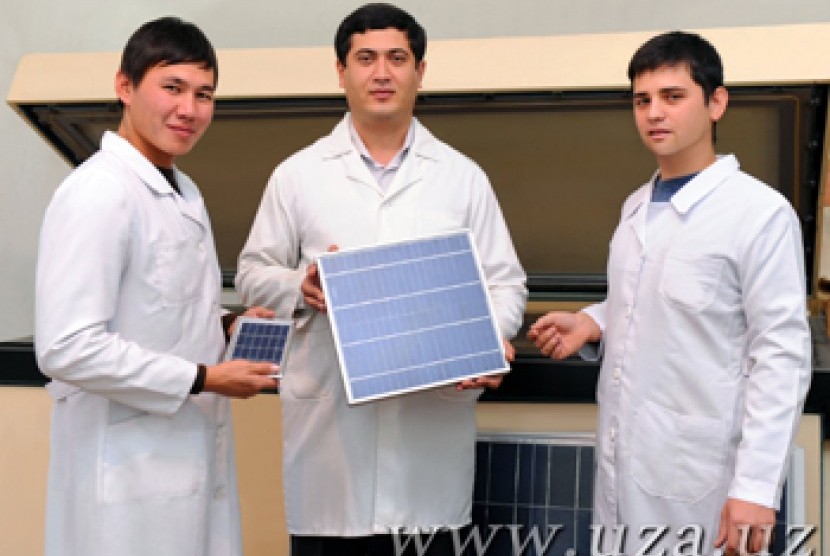 Peneliti di Uzbekistan’s Academy of Sciences tunjukkan karya terbaru solar panel (ilustrasi)