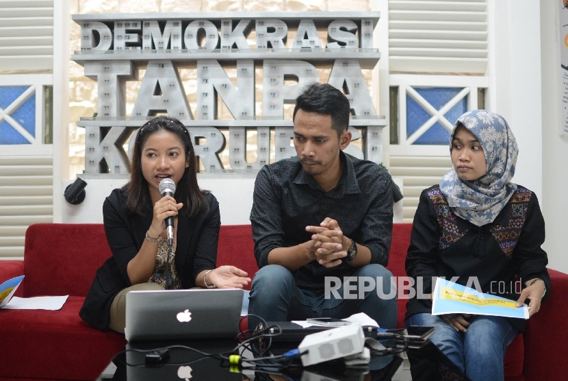 Peneliti ICW Almas Sjafrina (kiri) menilai pemerintahan Joko Widodo belum menjawab masalah pelayanan publik