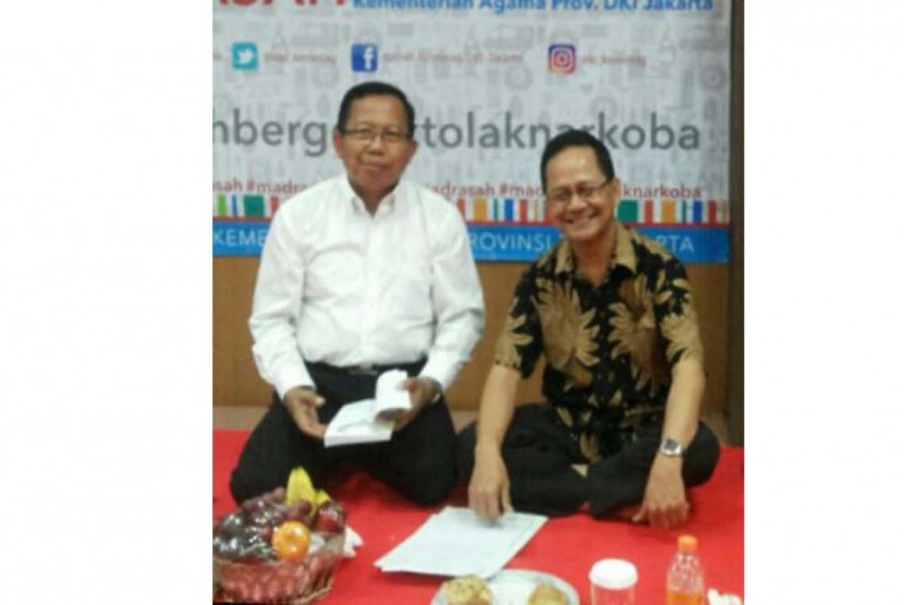  Peneliti Indonesia Bermutu Afrizal Sinaro (kanan) dan Kepala Bidang Pendidikan Madrasah Provinsi DKI Jakarta Sadirin MA berdiskusi mengenai persiapan teknis FGD mengenai Madrasah Bermutu, Selasa (20/9/2016).