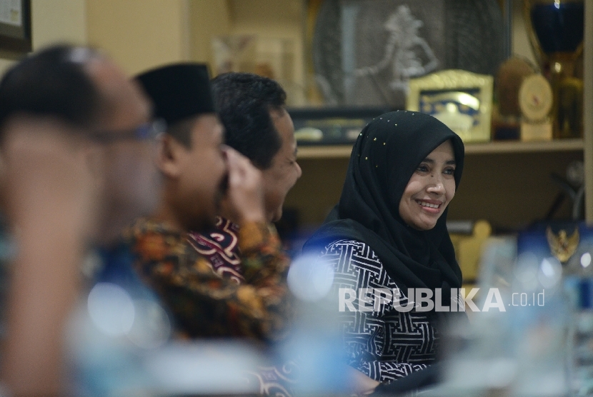 Peneliti Indonesia Bermutu Eka Putri Handayani (kanan), memberikan pemaparan saat berdiskusi bersama awak redaksi REPUBLIKA di Kantor REPUBLIKA, Jakarta, Rabu (21/12).