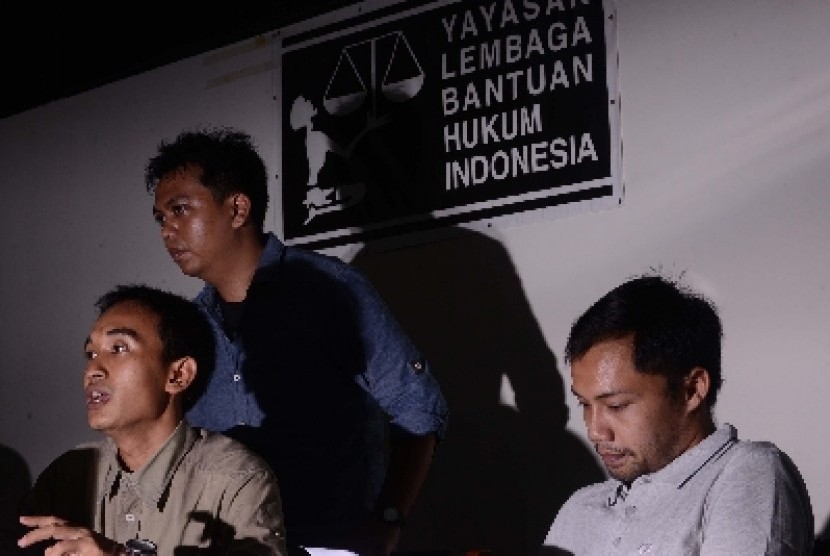 Peneliti Indonesia Corruption Watch, Donald Fariz (kanan).