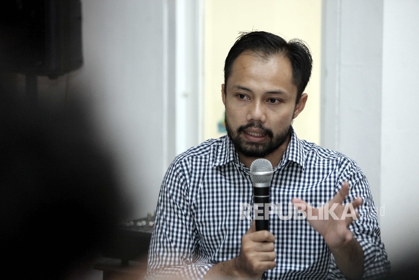 Peneliti Indonesia Corruption Watch (ICW), Donal Fariz, menyampaikn pandangannya saat menjadi pembicara dalam diskusi di sekretariat ICW, Jakarta, Jumat (13/1).