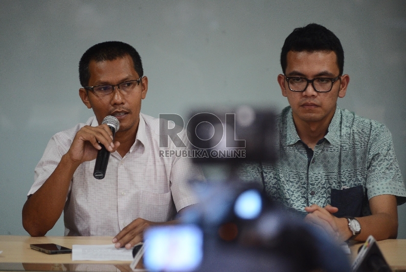 Peneliti Indonesia Corruption Watch (ICW) Febri Hendri (kiri) bersama peneliti Pusat Studi Hukum dan Kebijakan (PSHK) Miko Ginting (kanan) memberikan pemaparannya saat melakukan diskusi bersama media di Kantor ICW, Jakarta, Rabu (2/9).