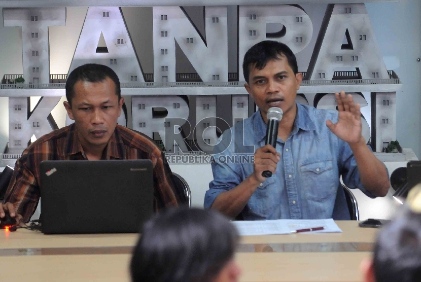 Direktur Indonesia Budget Center Roy Salam (kanan)