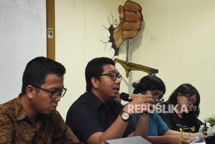 Peneliti Indonesia Corruption Watch (ICW) Kurnia Ramadhana (kedua kiri).