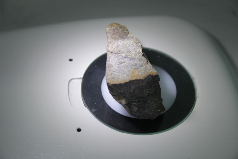 Peneliti Institut Teknologi Sumatera meneliti batu meteorit yang jatuh di rumah warga, Selasa (16/2). 