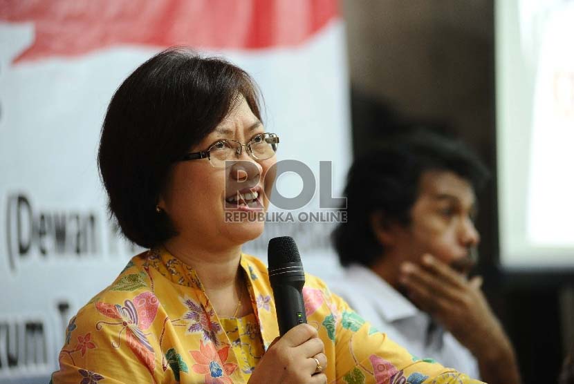 Peneliti Lembaga Ilmu Pengetahuan Indonesia (LIPI) Siti Zuhro (kiri)