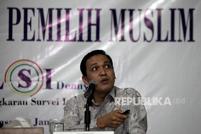 Peneliti Lingkar Survei Indonesia (LSI) Denny JA, Adrian Sopa, saat memaparkan hasil survei bertajuk 