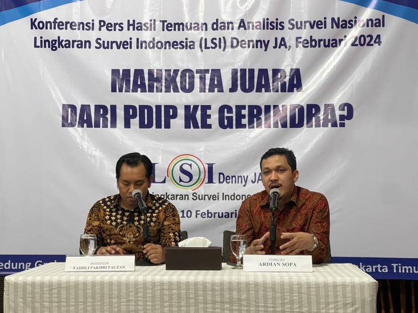 Peneliti Lingkaran Survei Indonesia Denny JA, Ardian Sopa, memaparkan hasil survei terkait elektabilitas parpol peserta Pemilu 2024.