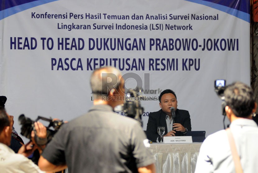 peneliti Lingkaran Survei Indonesia (LSI) Ade Mulyana memaparkan hasil survei Lingkaran Survei Indonesia (LSI) tentang dukungan Capres pascapenetapan resmi KPU di Jakarta, Kamis (7/8).  (Republika/Aditya Pradana Putra)