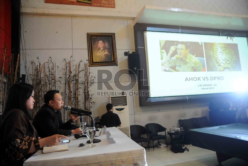 Peneliti Lingkaran Survei Indonesia (LSI), Ade Mulyana menmberikan paparannya dalam diskusi yang bertema 