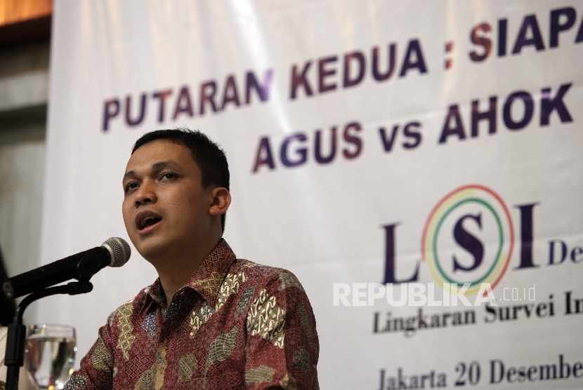 Peneliti Lingkaran Survei Indonesia ( LSI ) Ardian Sopa (kanan) memaparkan hasil survei LSI mengenai elektabilitas Pasangan calon Gubernur dan Wakil Gubernur pada pemilihan dua putaran di Jakarta, Selasa (20/12). 
