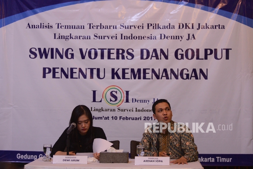 Peneliti Lingkaran Survey Indonesia (LSI) Ardian Sopa (kanan) 