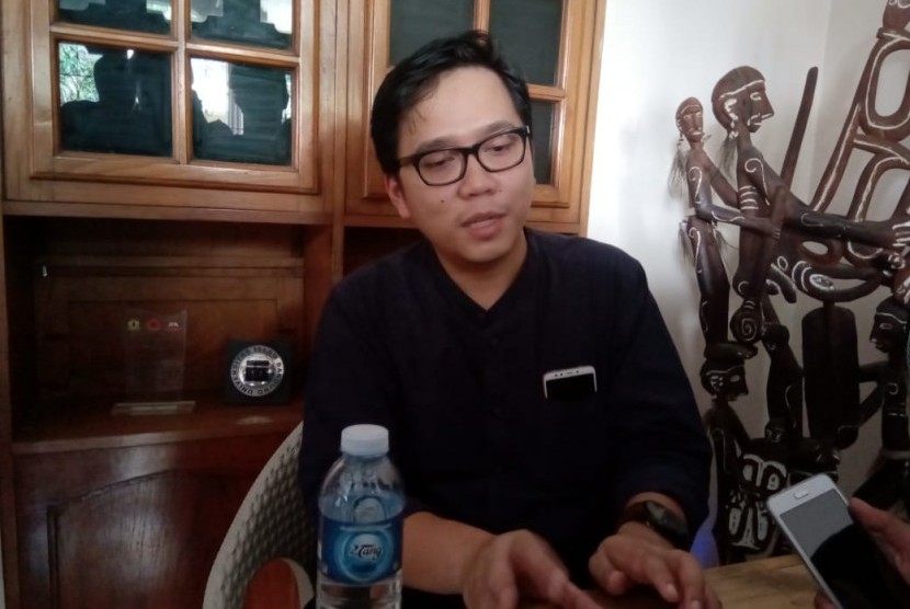 Peneliti LIPI Muhamad Haripin memberikan keterangan kepada awak media di kantor Lokataru, Senin (1/7).