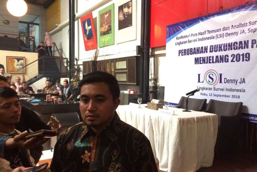 Peneliti LSI Adjie Alfaraby menyampaikan survei Berubahnya Dukungan Partai Politik Menjelang 2019 di Kantor LSI, Jakarta Timur, Rabu (12/9).