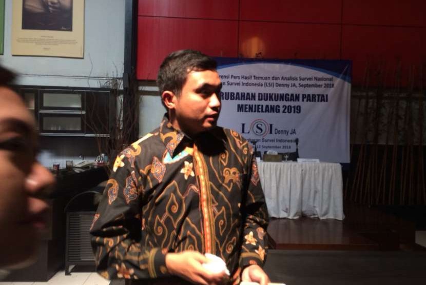 Peneliti LSI Adjie Alfaraby menyampaikan survei Berubahnya Dukungan Partai Politik Menjelang 2019 di Kantor LSI, Jakarta Timur, Rabu (12/9).