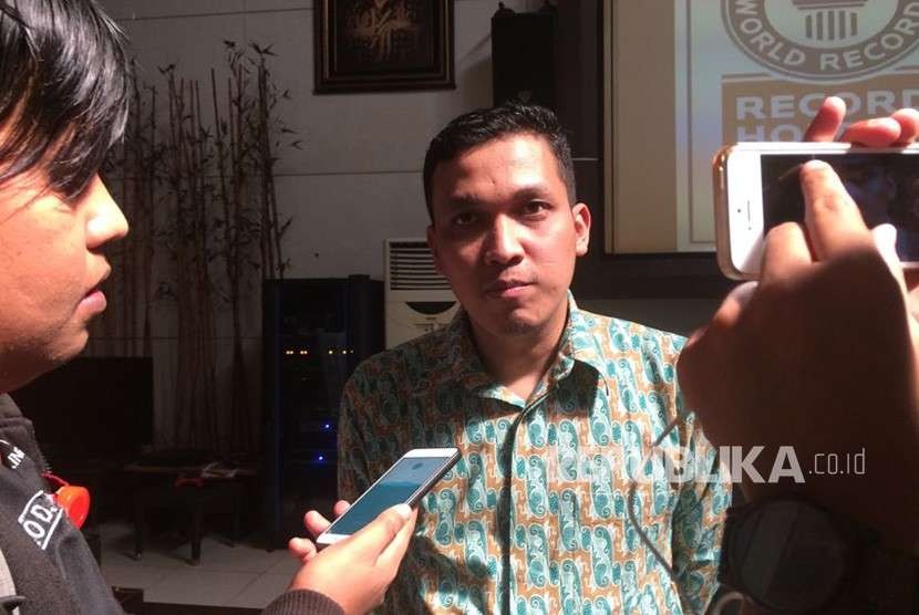 Peneliti LSI Ardian Sopa saat menyampaikan survei Pertarungan Pilpres di Media Sosial, di Jakarta, Rabu (4/9).