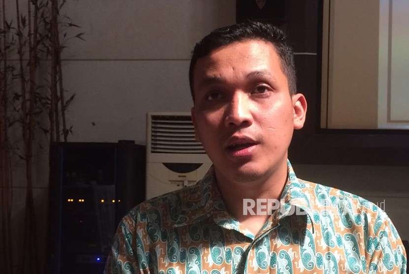 Peneliti LSI Ardian Sopa saat menyampaikan survei Pertarungan Pilpres di Media Sosial, di Jakarta, Rabu (4/9).
