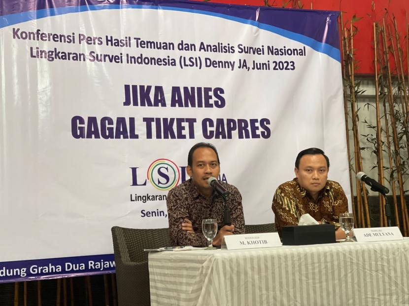 Peneliti LSI Denny JA, Ade Mulyana  (kanan) saat merilis survei bertajuk 