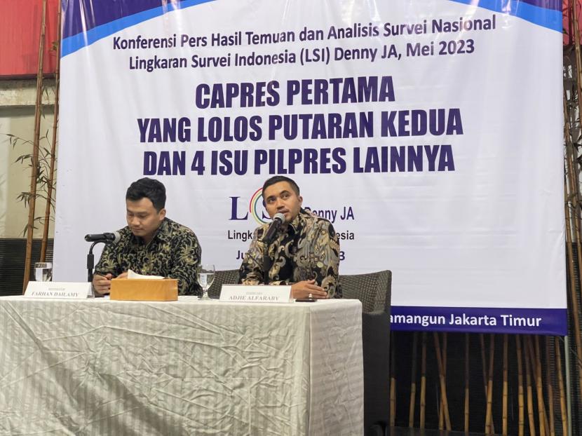 Peneliti LSI Denny JA, Adjie Alfaraby memaparkan hasil survei lembaganya, Jumat (19/5/2023).