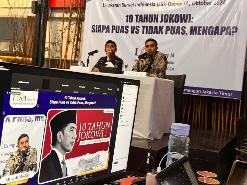 Peneliti LSI Denny JA, Adjie Alfaraby, memaparkan hasil survei atas kepuasan publik terhadap Jokowi.