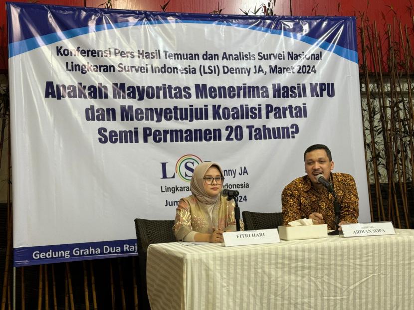 Peneliti LSI Denny JA, Ardian Sopa (kanan) memaparkan hasil survei yang menyebut mayoritas publik setuju dengan keputusan KPU memenangkan Prabowo-Gibran, Jumat (22/3/2024).