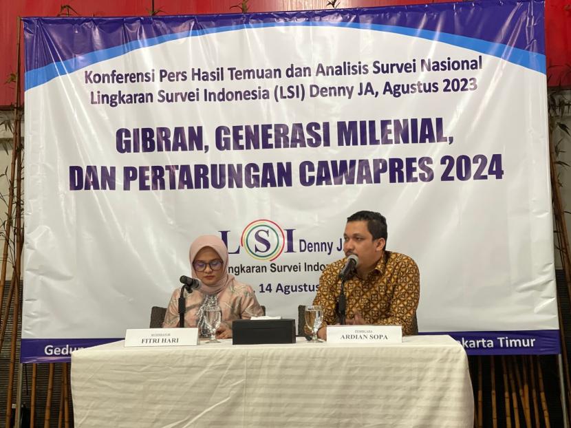 Peneliti LSI Denny JA, Ardian Sopa, memaparkan hasil rilis LSI Denny JA, Senin (14/8/2023)
