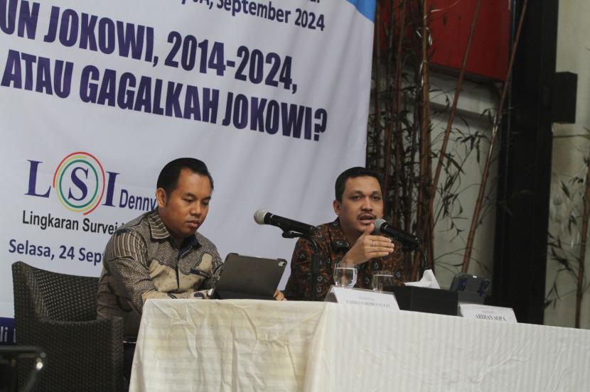 Peneliti LSI Denny JA, Ardian Sopa, saat memaparkan hasil penilaian lembaganya terhadap kinerja 10 tahun Jokowi.