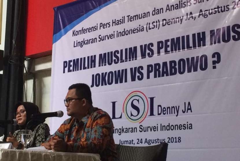 Peneliti LSI Rully Akbar saat konferensi pers Pemilih Muslim VS Pemilih Muslim: Jokowi atau Prabowo? di Jakarta, Jumat (24/8).