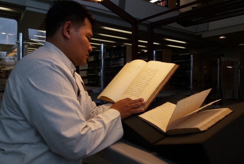 Peneliti Mauskrip, Mahrus sedang memeriksa manuskrip Cirebon di Berlin, Jerman.