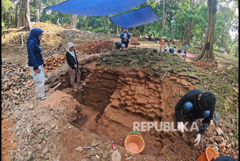 Peneliti melakukan ekskavasi di situs Candi Koto Mahligai, kompleks Candi Muarajambi, Kabupaten Muarojambi, Provinsi Jambi, Kamis (8/7/2021). 