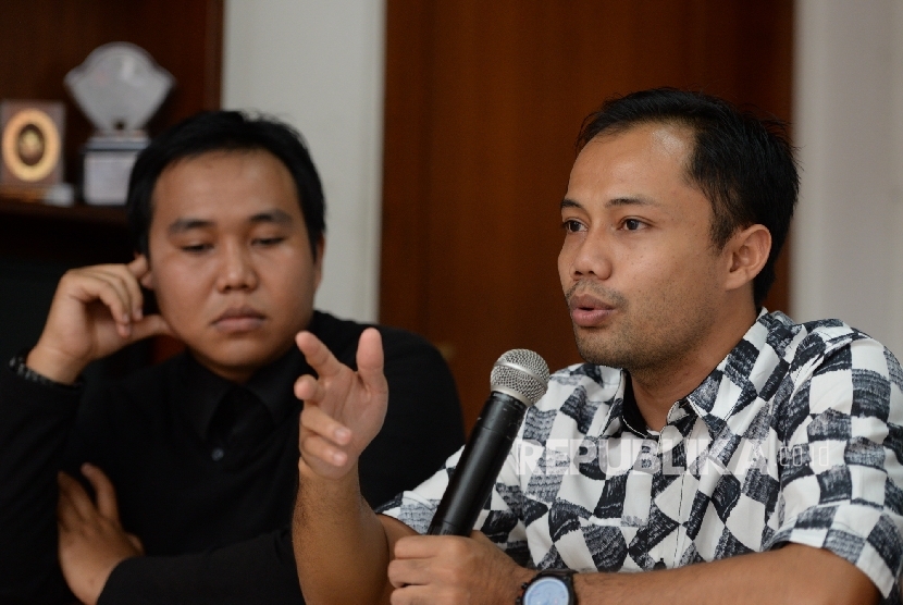 Peneliti Perludem Fadli Ramadhanil (dari kiri) bersama Peneliti ICW Donal Fariz saat konferensi terkait penyelenggaraan Pilkada di Kantor ICW, Jakarta.