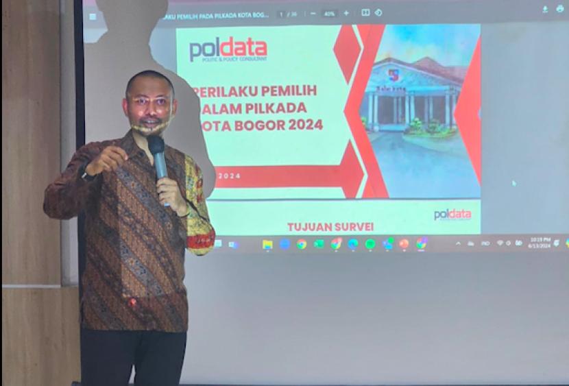  Peneliti Poldata Indonesia, Fajar Arif Budiman, saat memaparkan hasil survei Pilkada Kota Bogor.