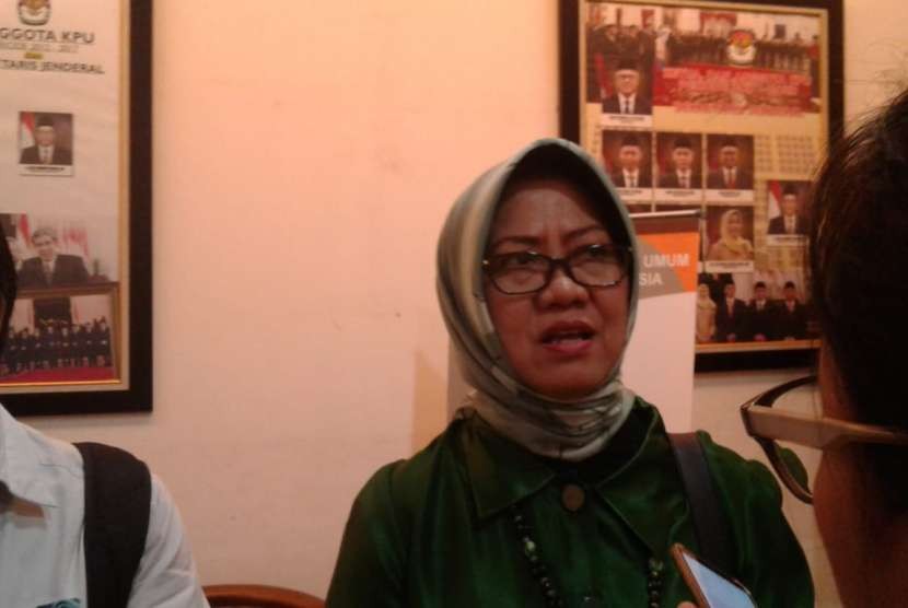 Peneliti politik LIPI Siti Zuhro memberikan keterangan kepada wartawan di Kantor KPU, Menteng, Jakarta Pusat, Senin (17/9).