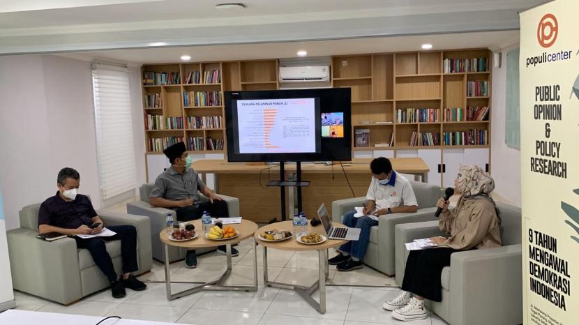 Peneliti Populi Center, Nurul Fatin Afifah (kanan) memaparkan hasil survei terbarunya di Kantor Populi Center kawasan Mampang, Jakarta, Senin (20/12).