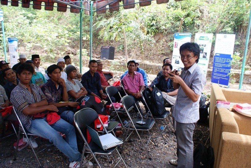 peneliti Pusat Penelitian Biologi LIPI, Dr.rer.nat.Sarjiya Antonius menjelaskan soal pupuk organik hayati di hadapan petani Lombok, Sabtu (26/10).