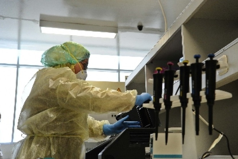 Peneliti sedang melakukan penelitian virus Ebola.
