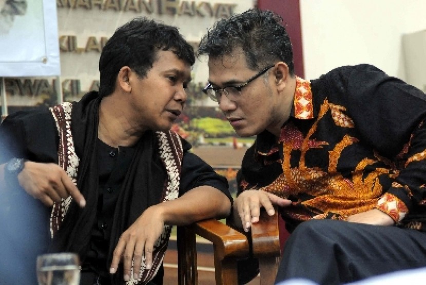 Peneliti senior IRE Arie Sudjito bersama Wakil Ketua Pansus RUU Desa Budiman Sudjatmiko saat acara Kenduri Warga untuk RUU Desa di Komplek Parlemen, Jakarta, Kamis (4/7). 